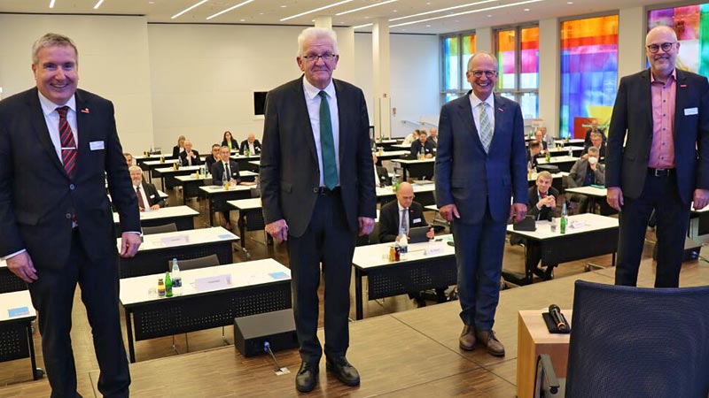 Gruppenbild Mitgliederversammlung BWHT 08.07.2021 mit Thomas Bürkle und dem Ministerpräsidenten von Baden-Württemberg Winfried Kretschmann